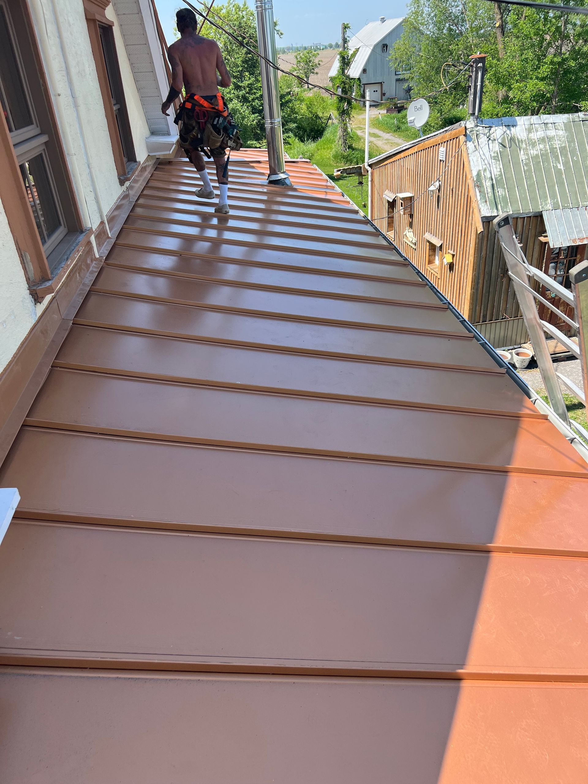 Un homme marche sur le toit d'un immeuble.