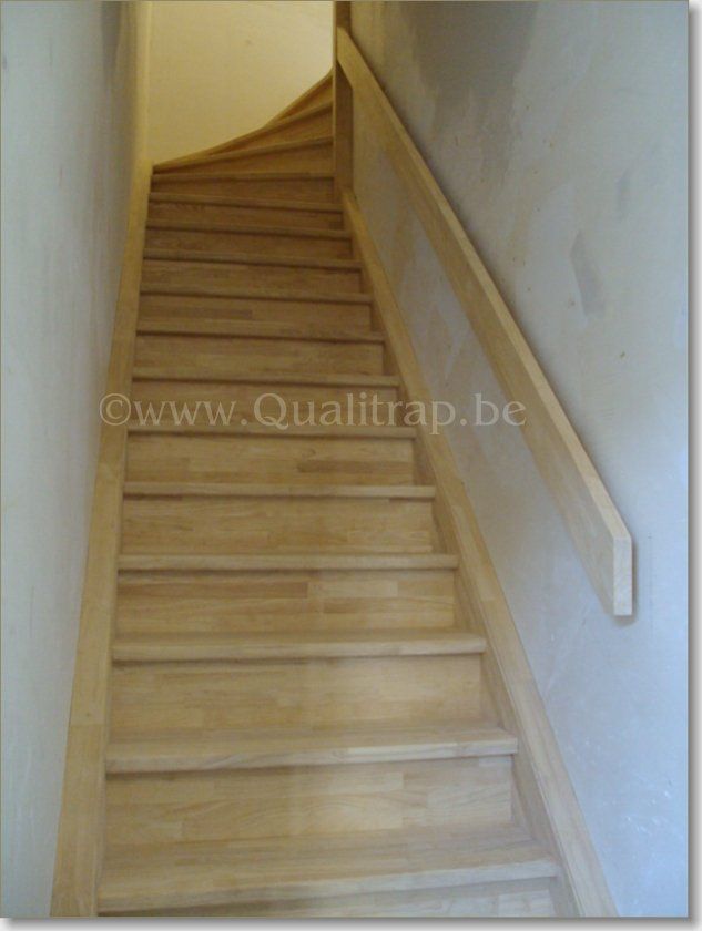 Hedendaagse trap met leuning in plankvorm