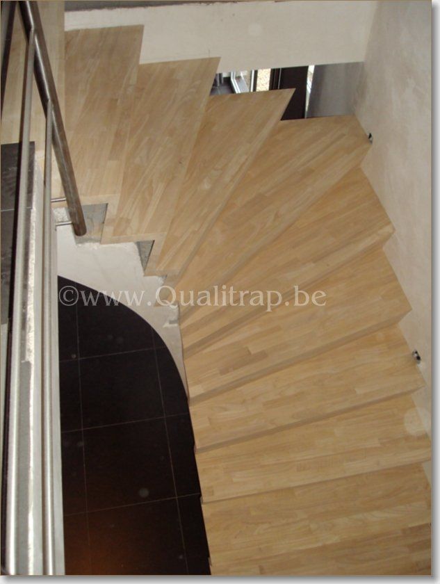 z treden in rubberwood over betontrap 