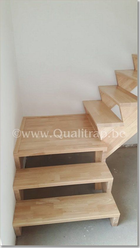 trap met kwartdraai, open treden en bordes rubberwood