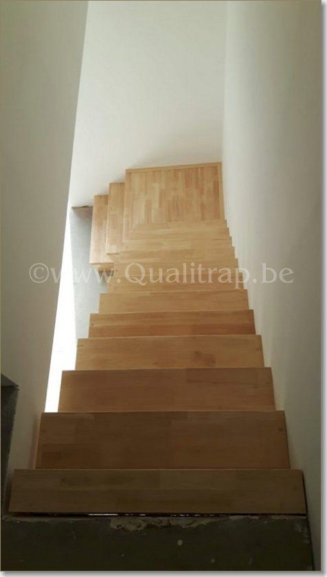 z trap met kwartdraai, open treden en bordes rubberwood