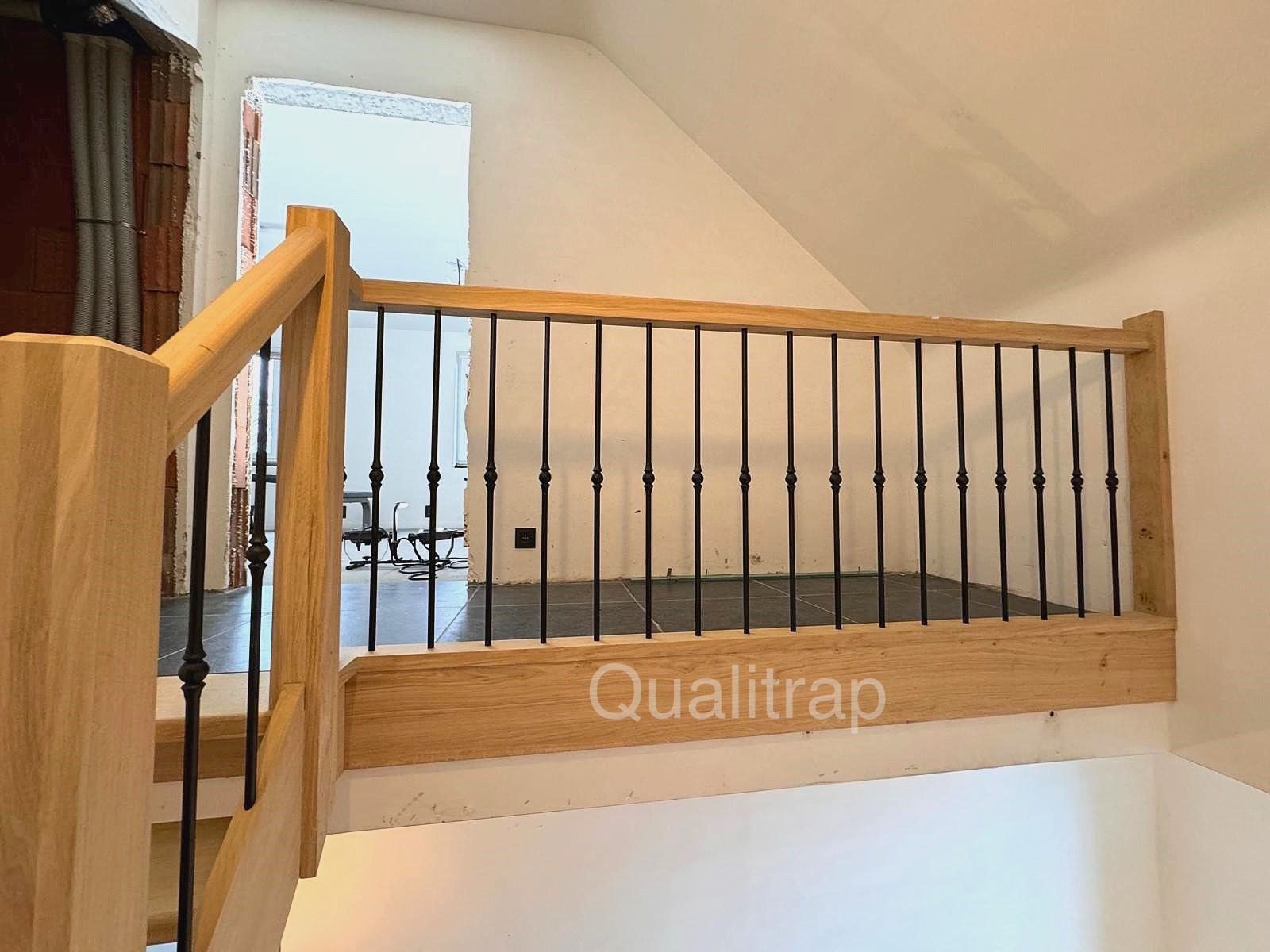 balustrade met smeedijzeren spijlen
