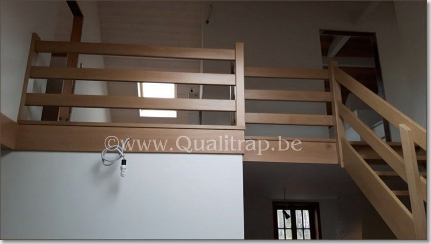 houten trap eik met leuning in plankvorm