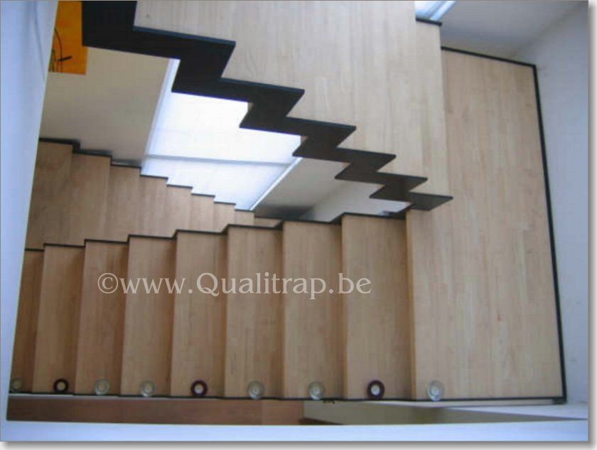 trap in metaal met houten treden