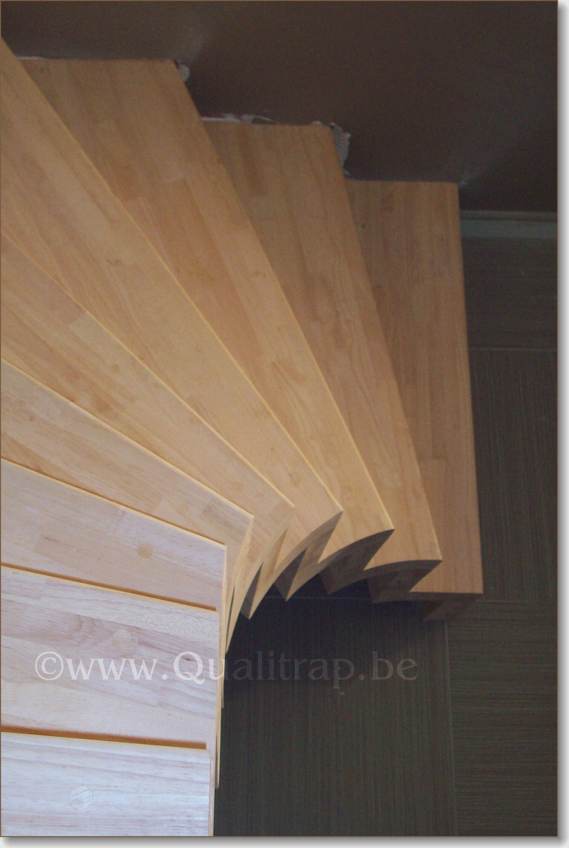 zelfdragende z trap  in rubberwood met leuning inox