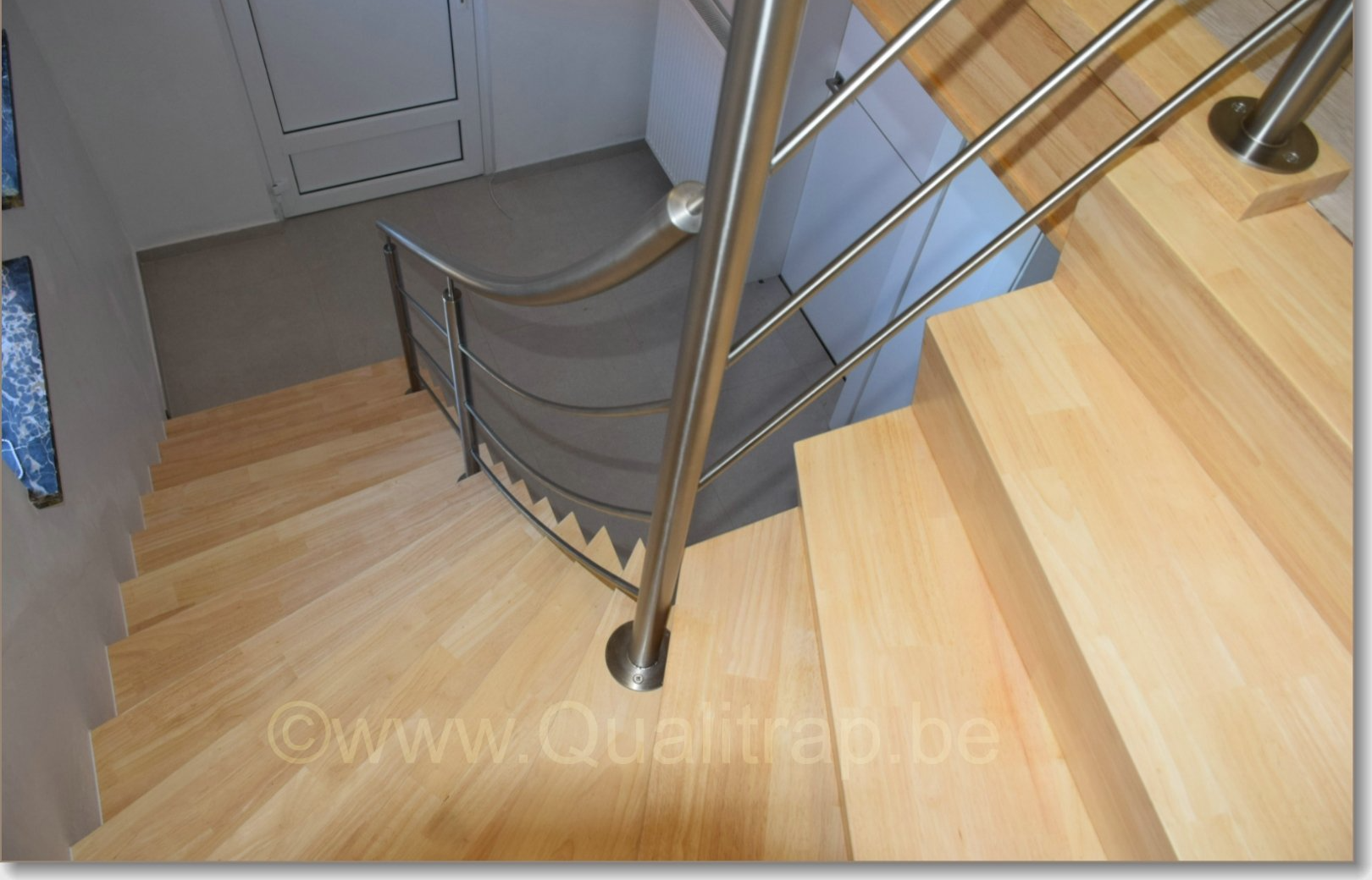 z-trap in houtsoort rubberwood met leuning in inox 