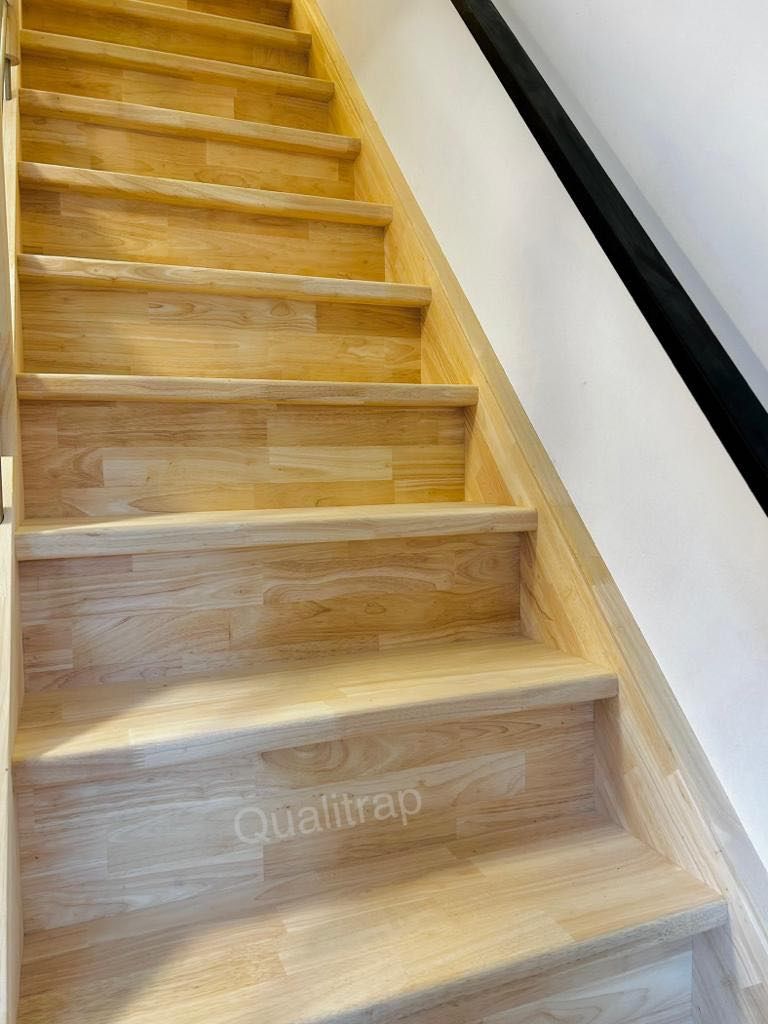 houten trap rubberwood met zwarte leuning
