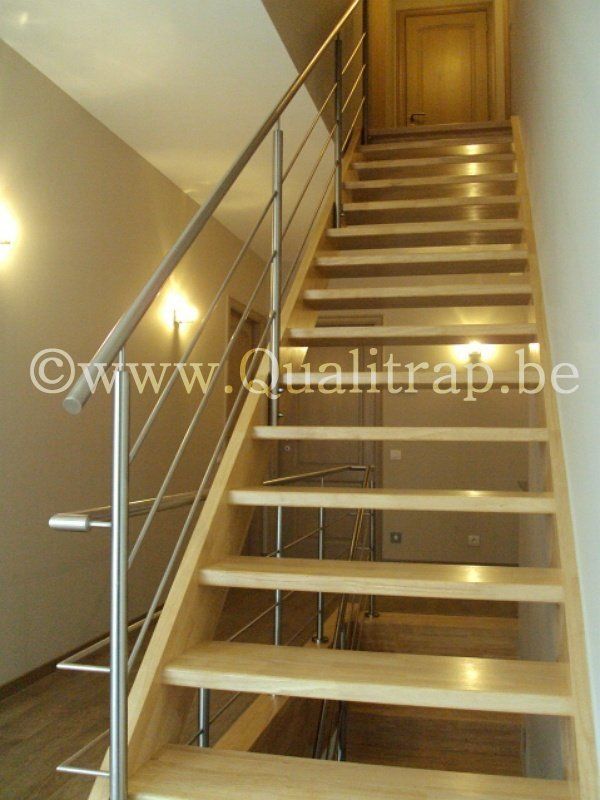 Hedendaagse trap in Rubberwood met inox leuning 