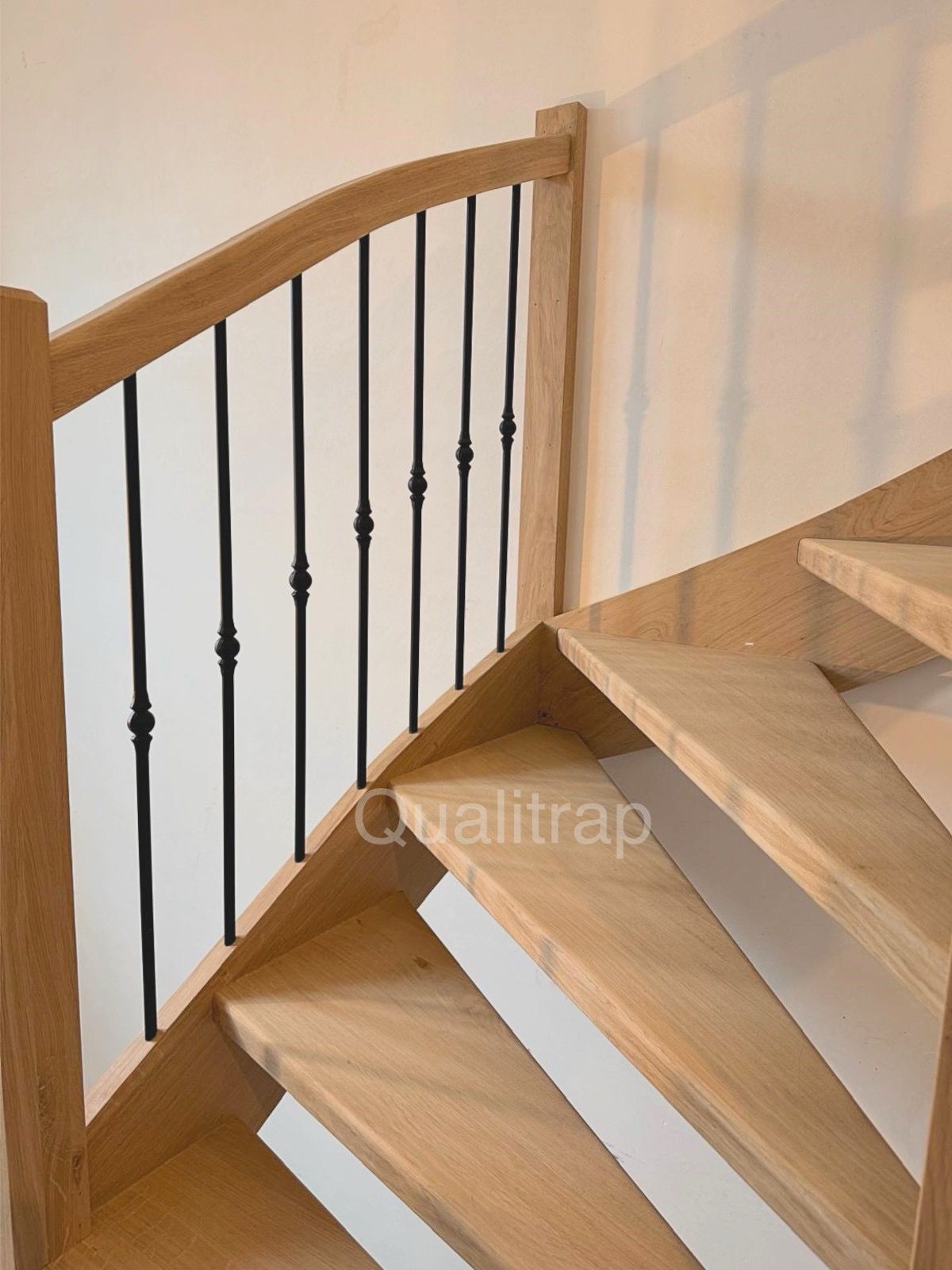 eikenhouten trap met smeedijzer