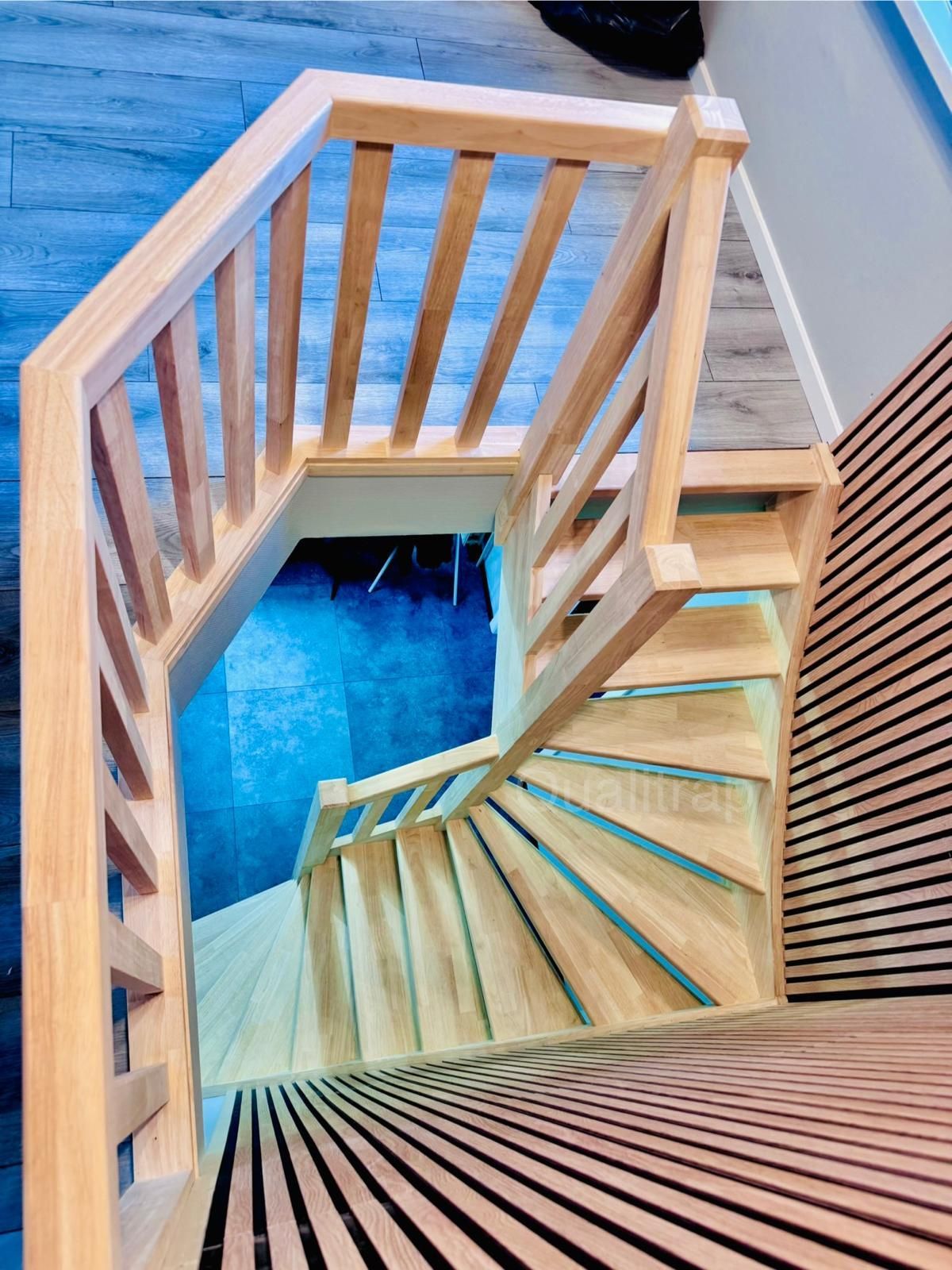 kwartdraai in rubberwood met rechte balusters