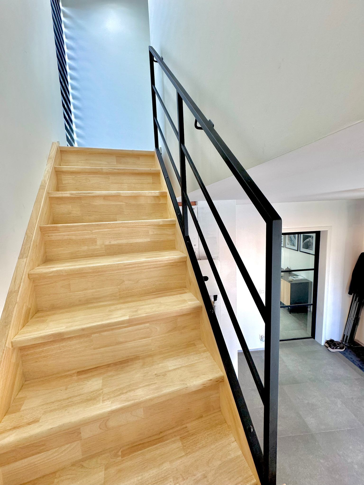 houten trap met zwarte leuning