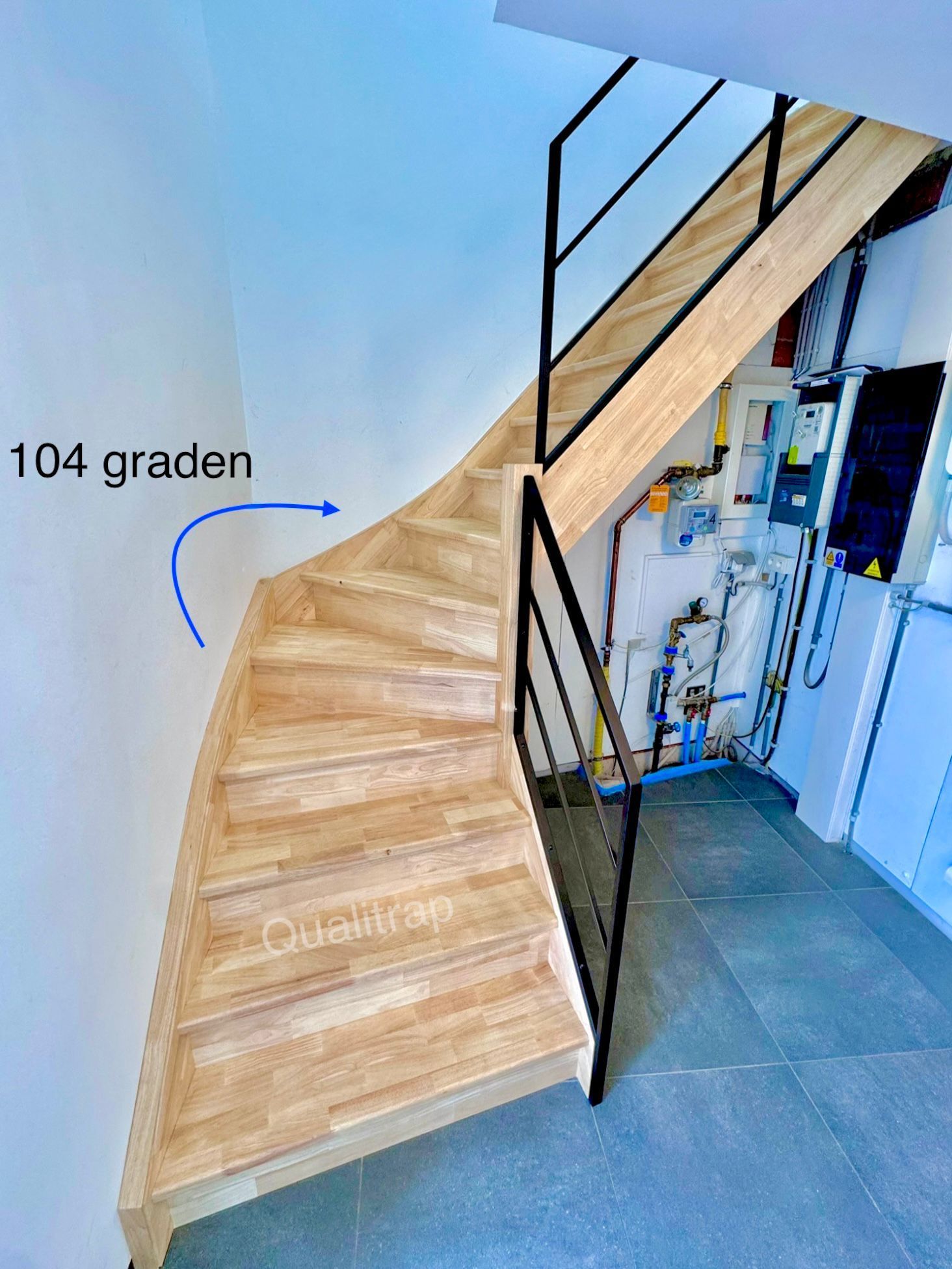 houten trap op maat in rubberwood