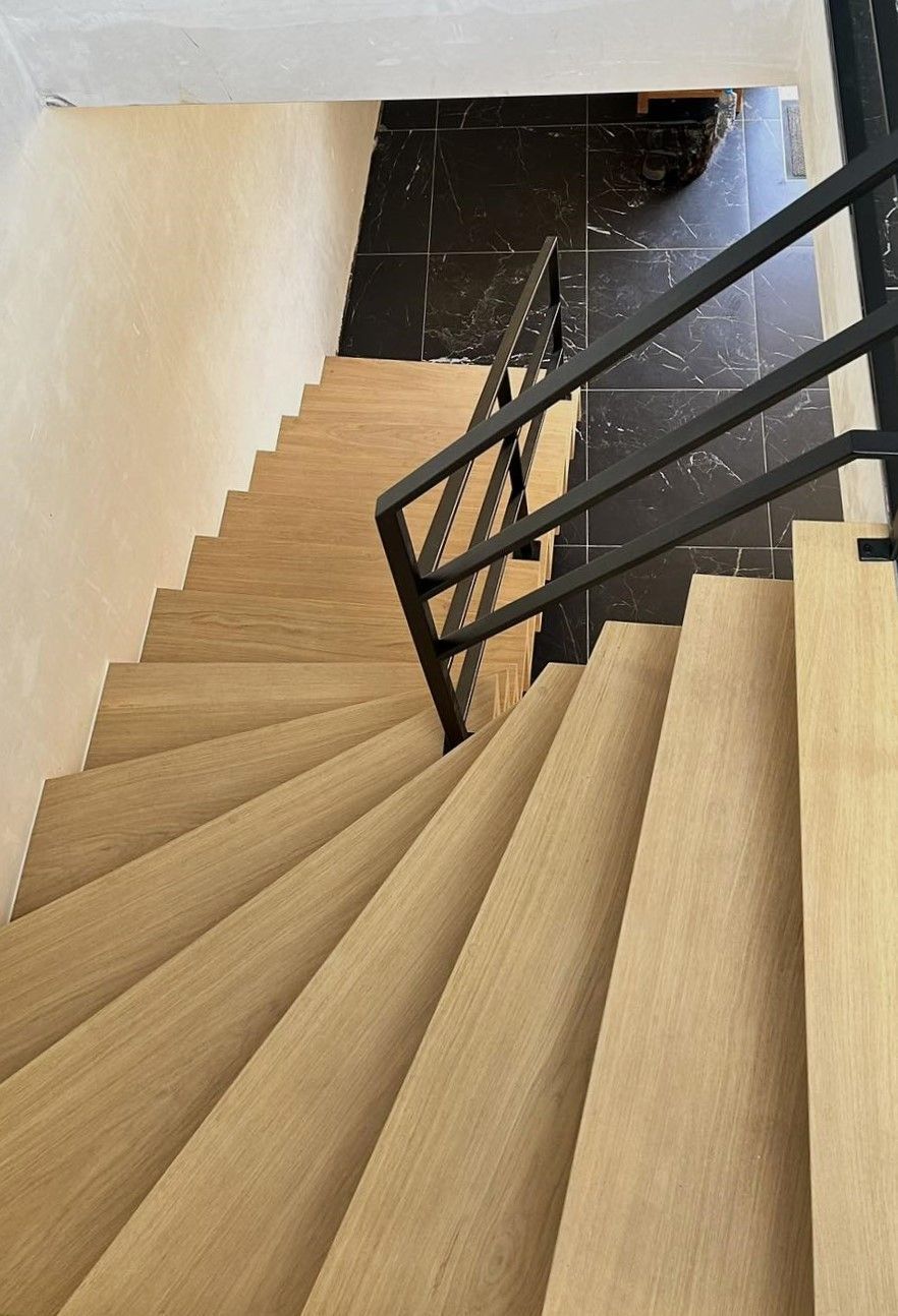 trap in eik met balustrade