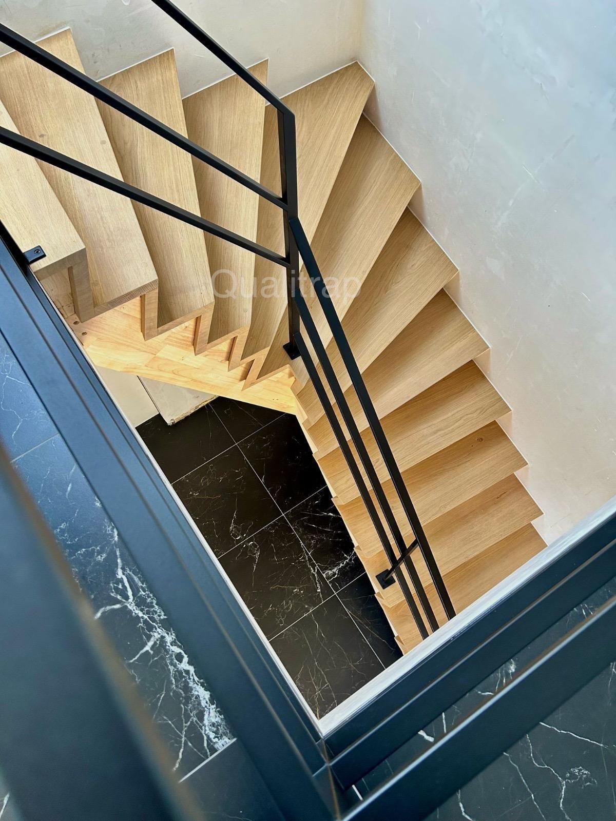 trap in eikenhout met metalen balustrade