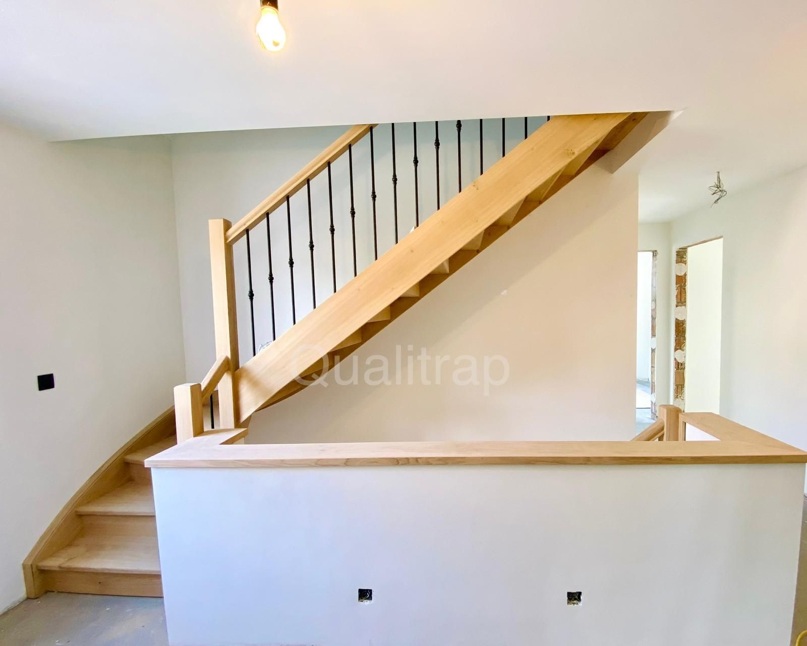landelijke trap met smeedijzeren balusters