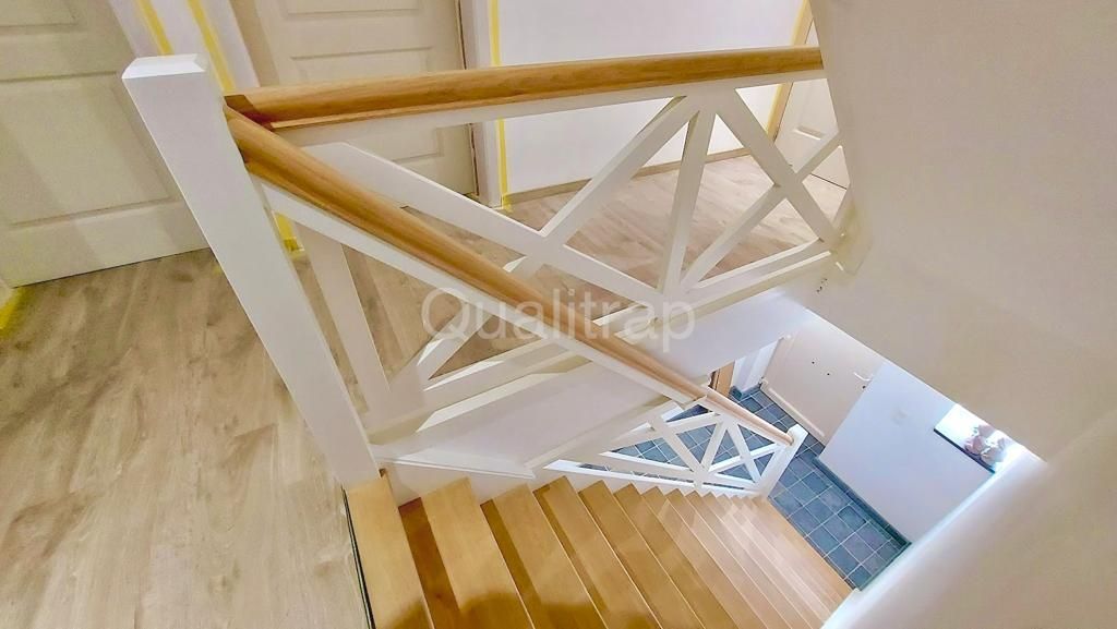 leuning en balustrade in sint andries kruis