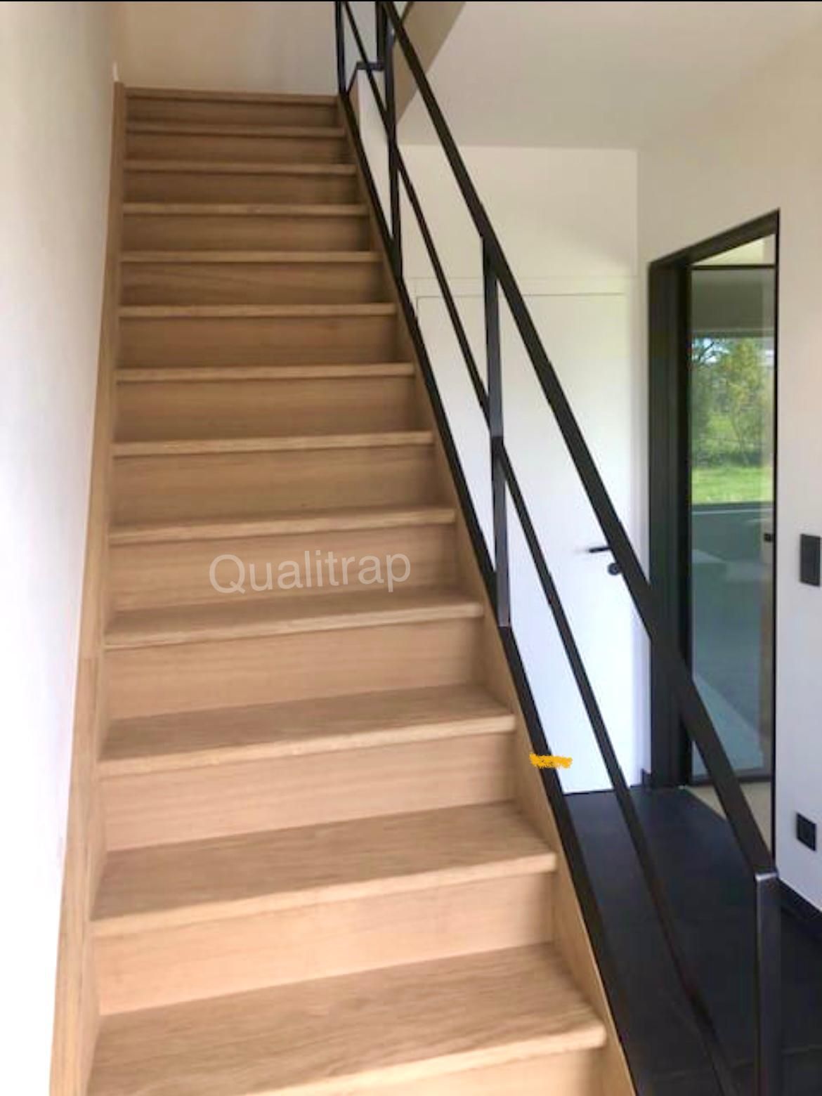 houten trap in eik met leuning in metaal