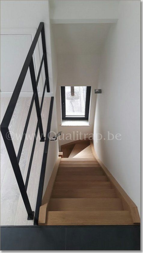 Trap in hout met leuning en balustrade in metaal