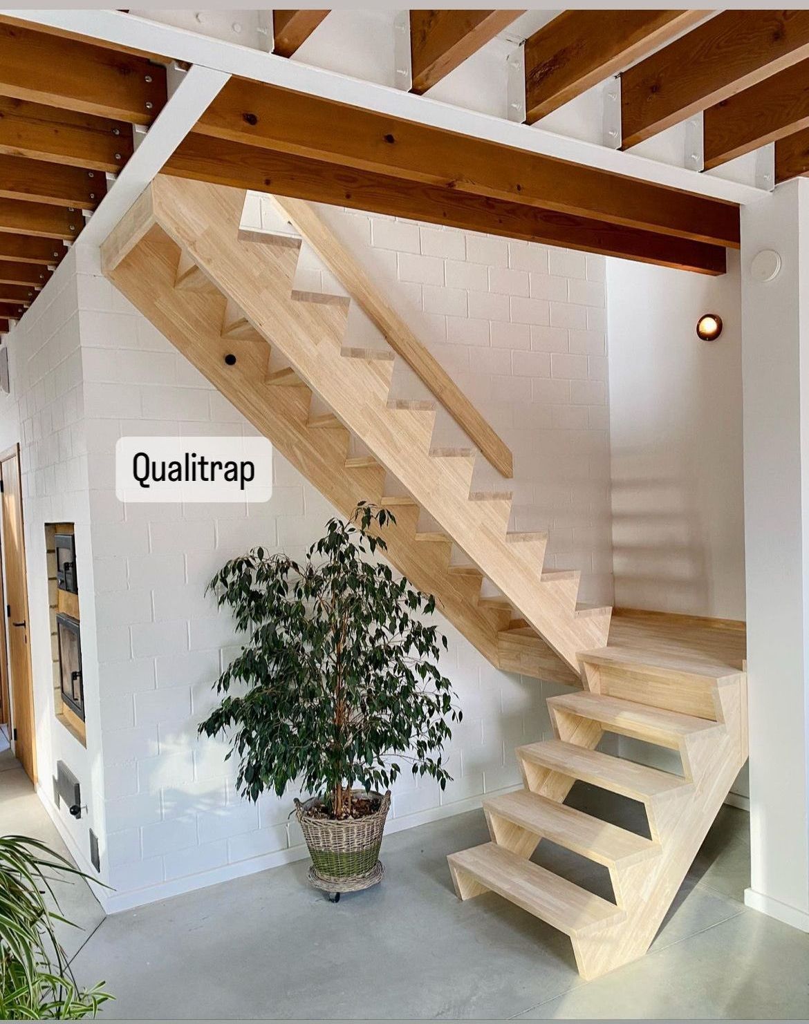 houten trap met open Z-treden
