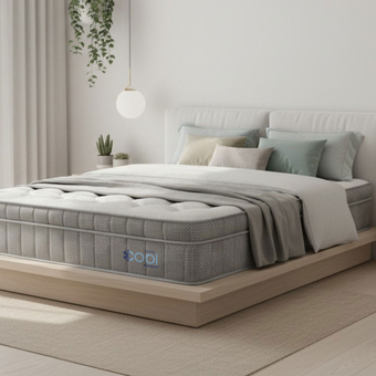 Una cama con un colchón y almohadas en un dormitorio.