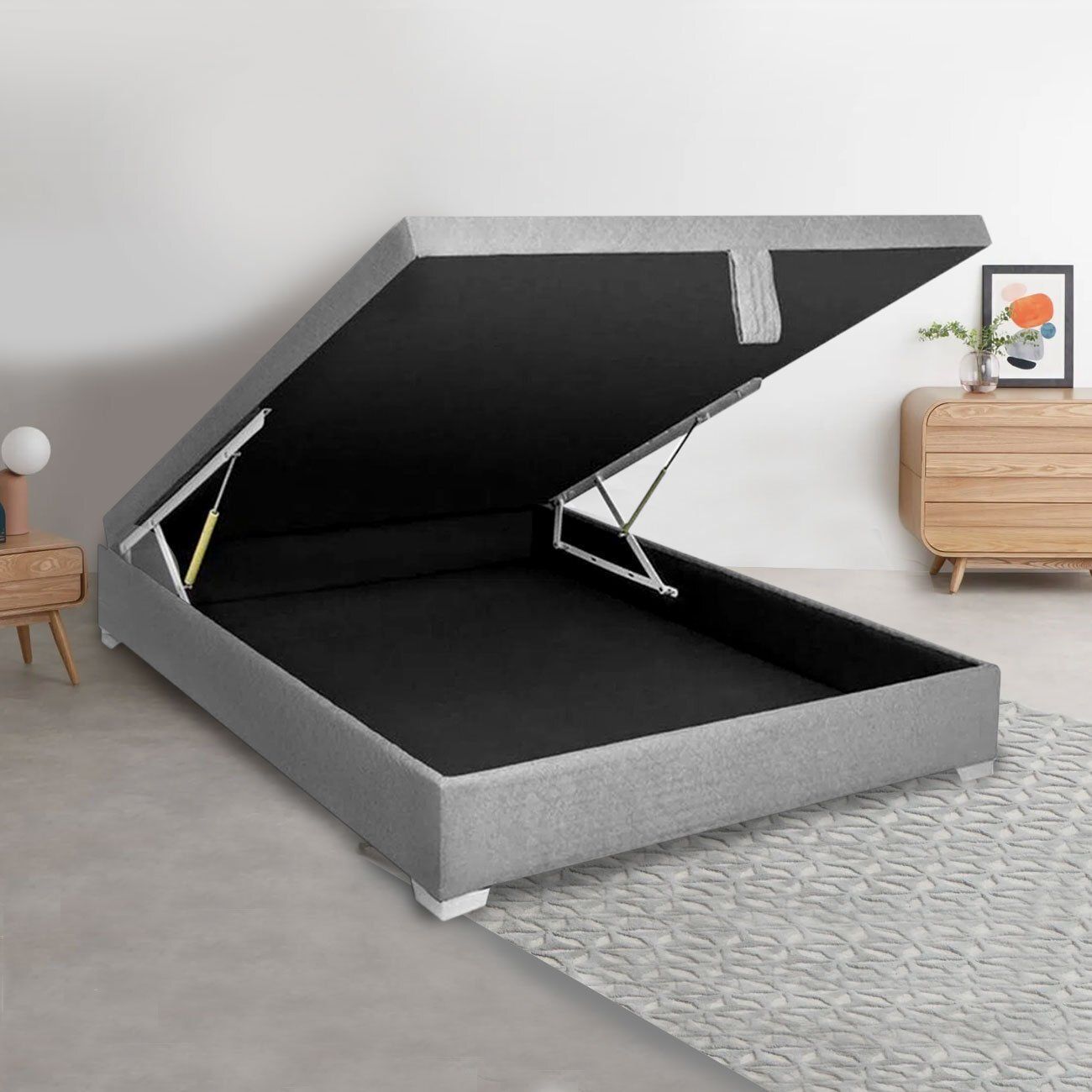 Cama de almacenaje de color gris con la parte superior abierta, mostrando el espacio de almacenamiento interior.