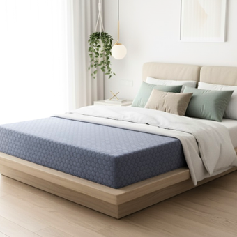 Una cama con un colchón y almohadas encima.