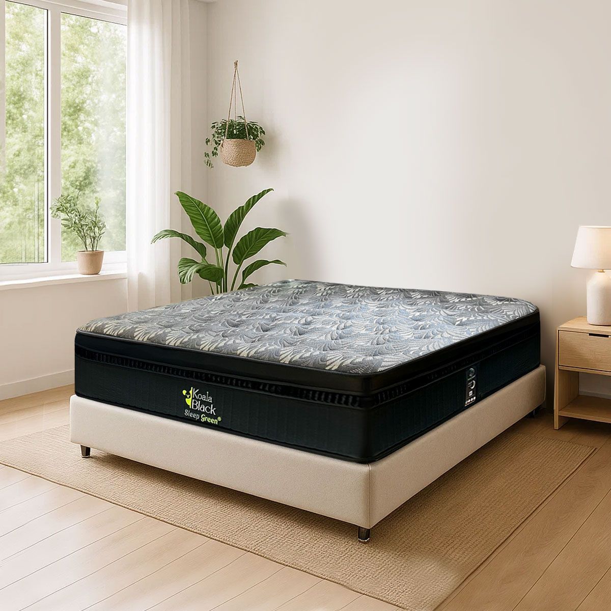 En un dormitorio bien iluminado, un colchón grueso con una superficie estampada de color gris oscuro reposa sobre una estructura de cama tapizada en color beige.