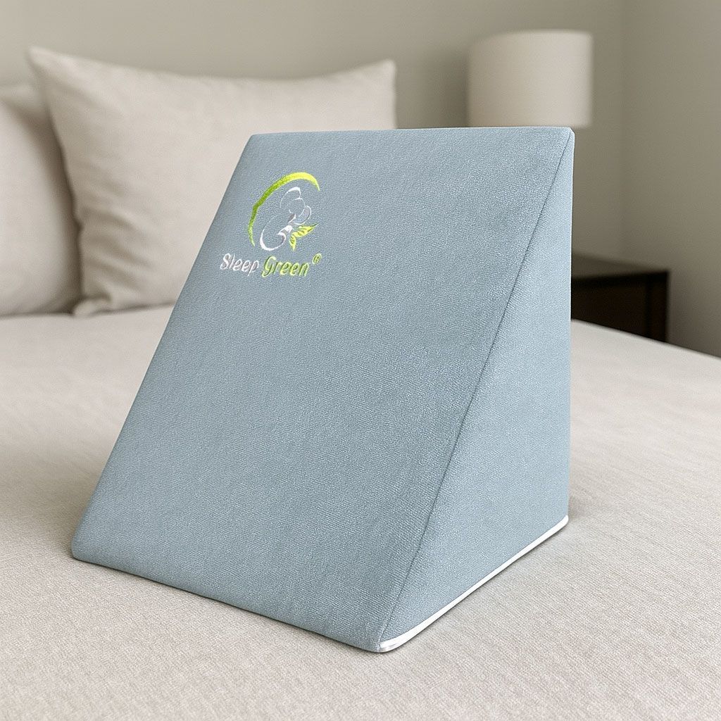 Almohada de cama en forma de cuña de color azul claro con logotipo en la cama.