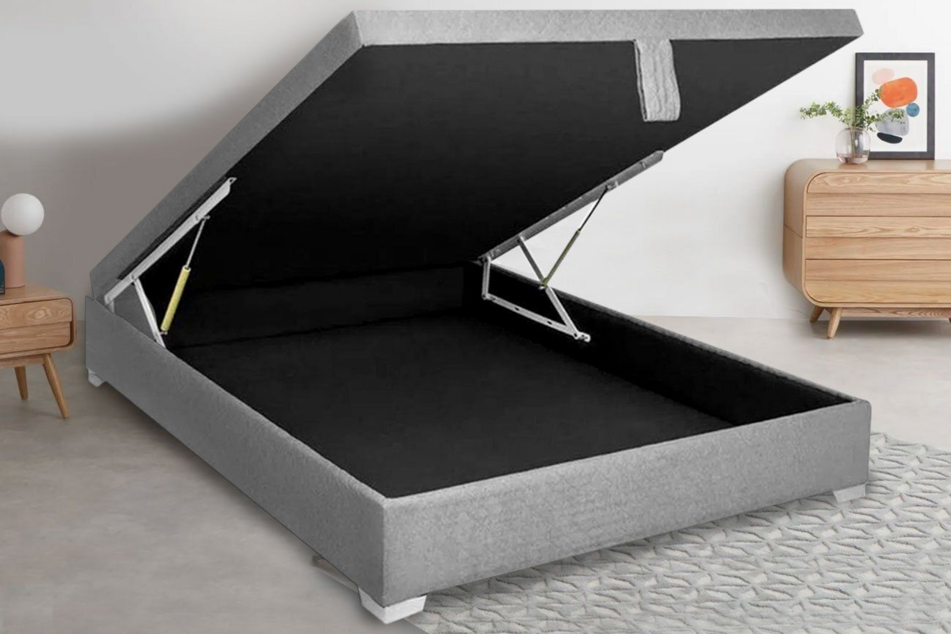 Estructura de cama con almacenamiento, tapizada en color gris y con mecanismo de elevación a gas, mostrada en posición abierta.