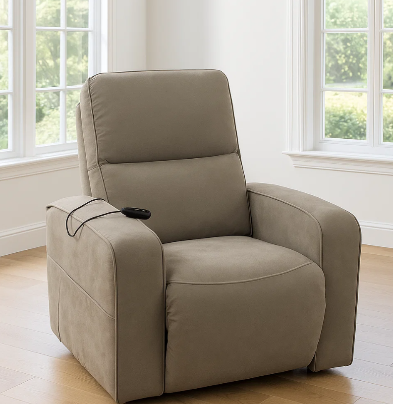 Sillón reclinable elevable color canela cerca de una ventana. Cuenta con control remoto en el brazo.