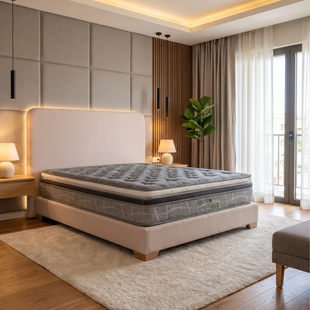 Dormitorio moderno con una cama grande, iluminación cálida, decoración neutra y cortinas del suelo al techo.