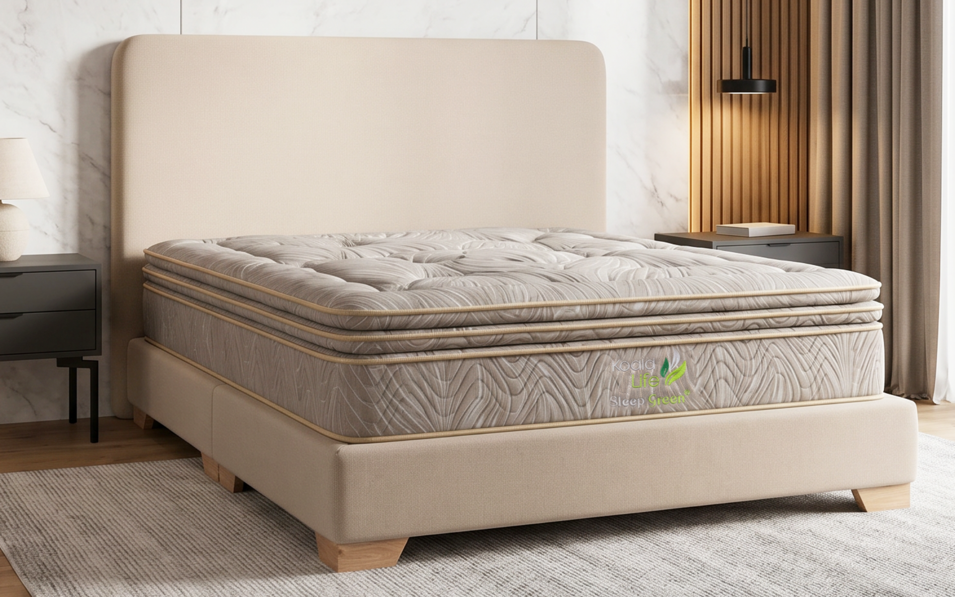 Cama tapizada en color beige con colchón capitoné en un dormitorio moderno, con cortina y mesita de noche.