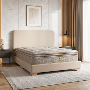 Cama tapizada en color beige neutro en un dormitorio moderno y luminoso con alfombra, cortinas y cuadros enmarcados en la pared.