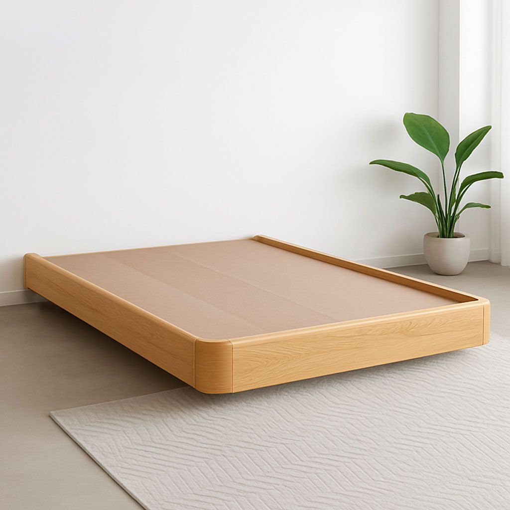 Cama minimalista de madera con mesitas de noche a juego en un dormitorio luminoso y austero.