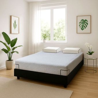 Una cama con un colchón y almohadas encima.