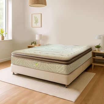 Una cama con colchón y almohadas en un dormitorio.