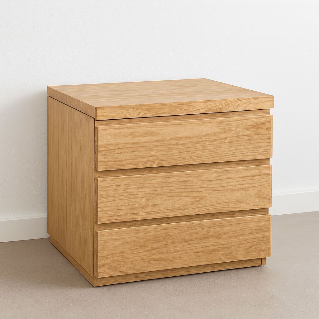 Cama minimalista de madera con mesitas de noche a juego en un dormitorio luminoso y austero.