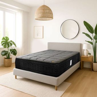 Una cama con colchón y almohadas en un dormitorio.