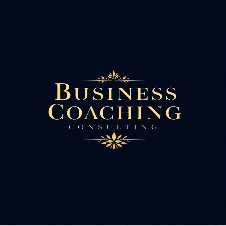 Coppia in silhouette sotto un tetto di paglia, palme al tramonto.