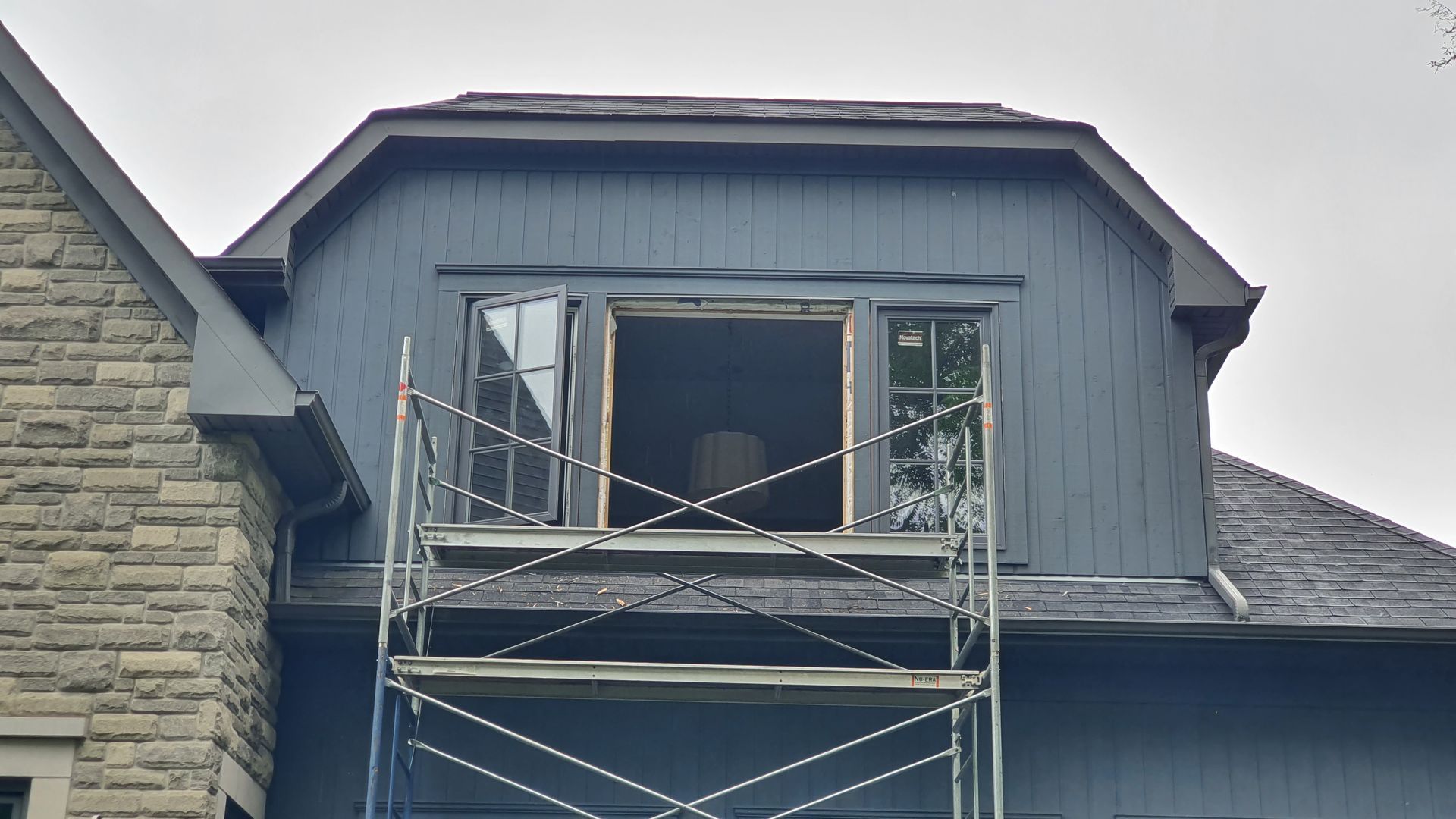 A scaffolding is sitting on the side of a house.