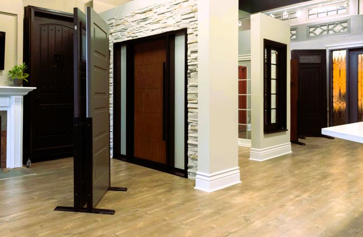 A showroom filled with lots of different types of doors and windows.