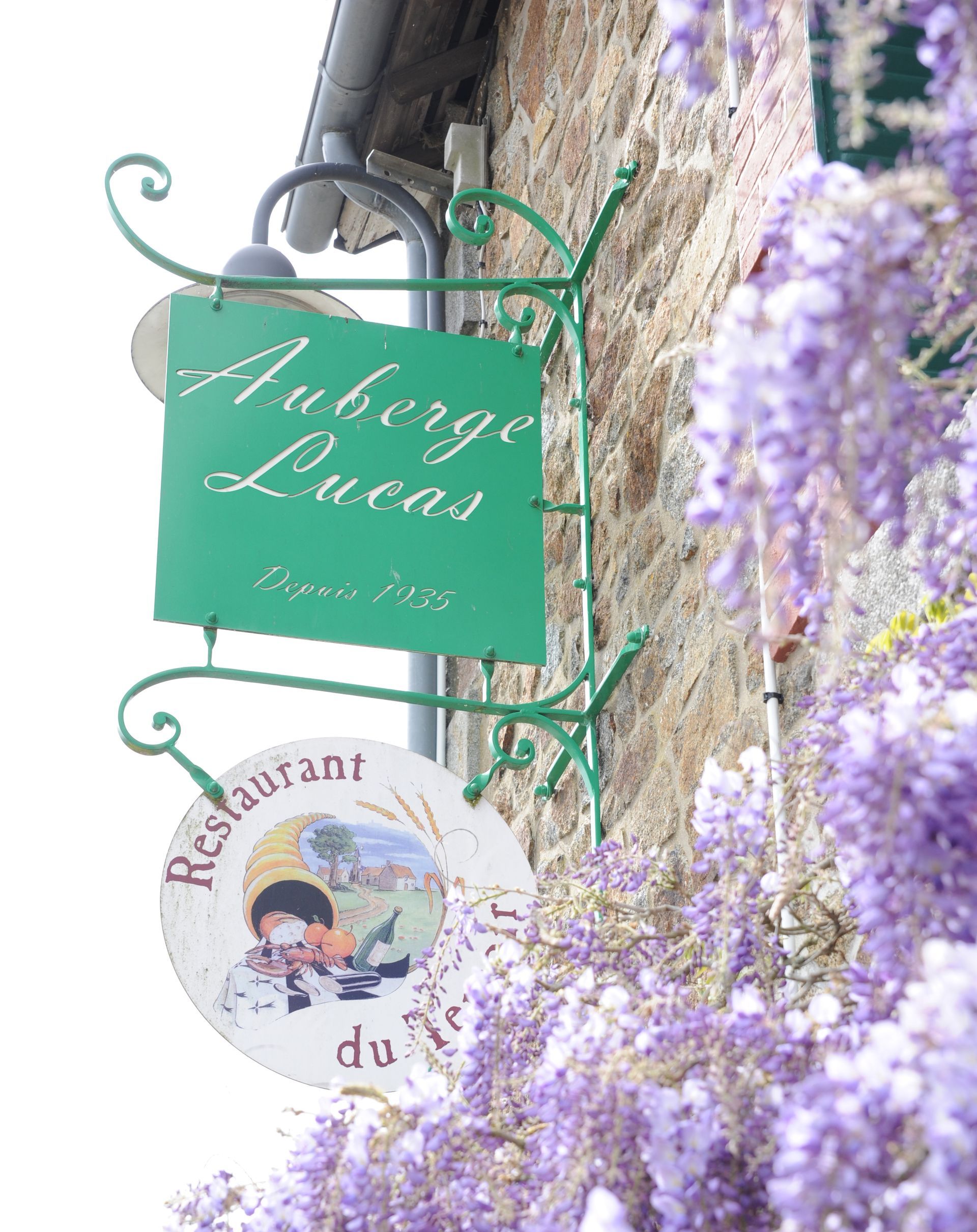 Un panneau vert sur lequel est écrit auberge lucas
