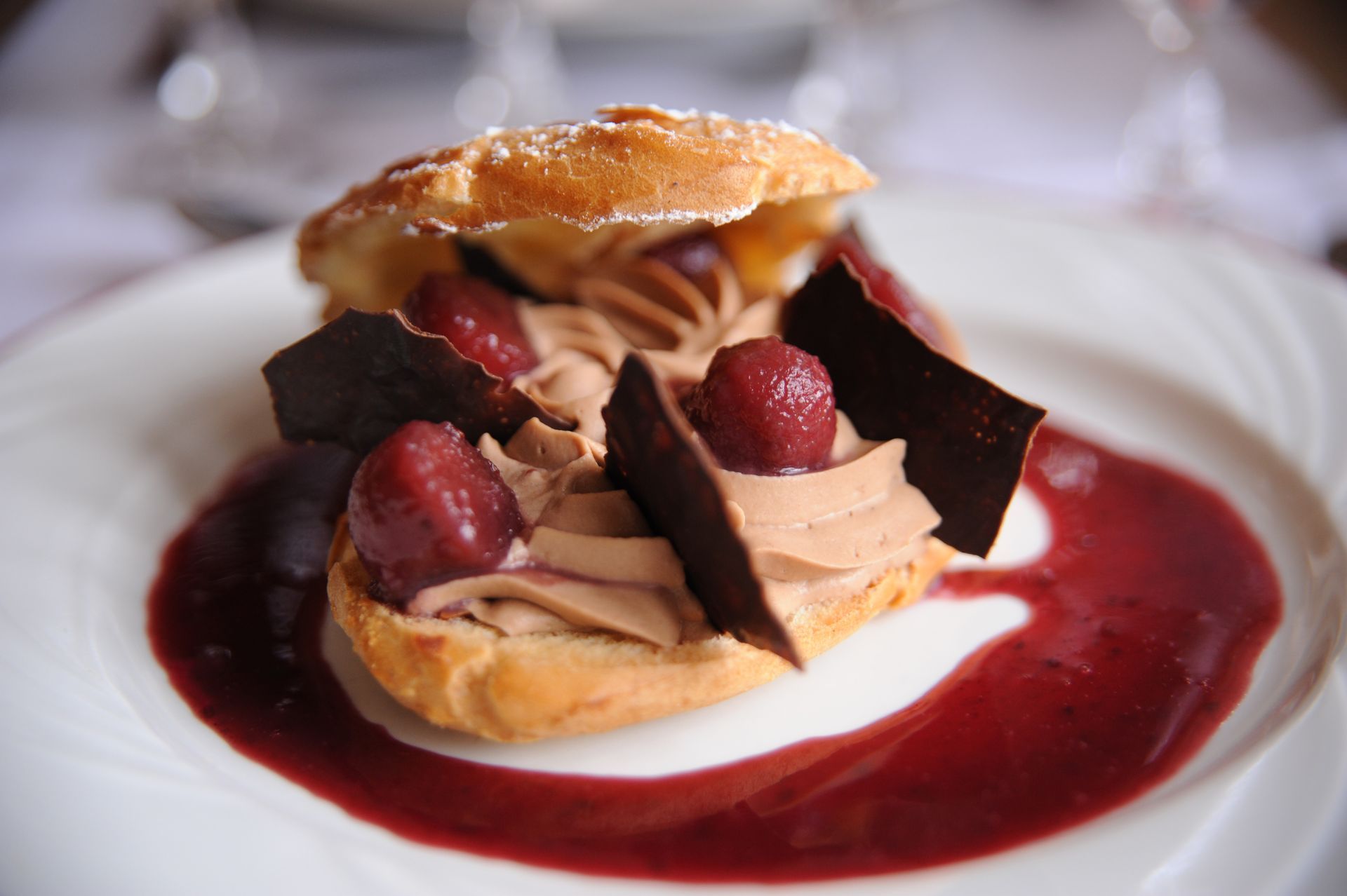 Un gros plan d'un dessert sur une assiette blanche