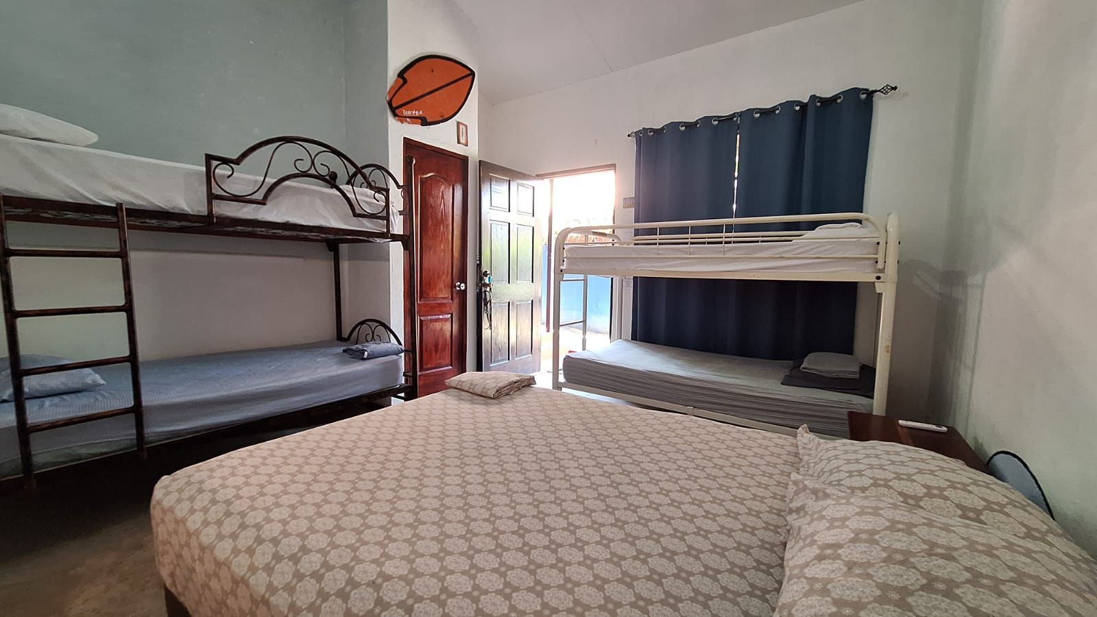 Un dormitorio con dos camas y una litera