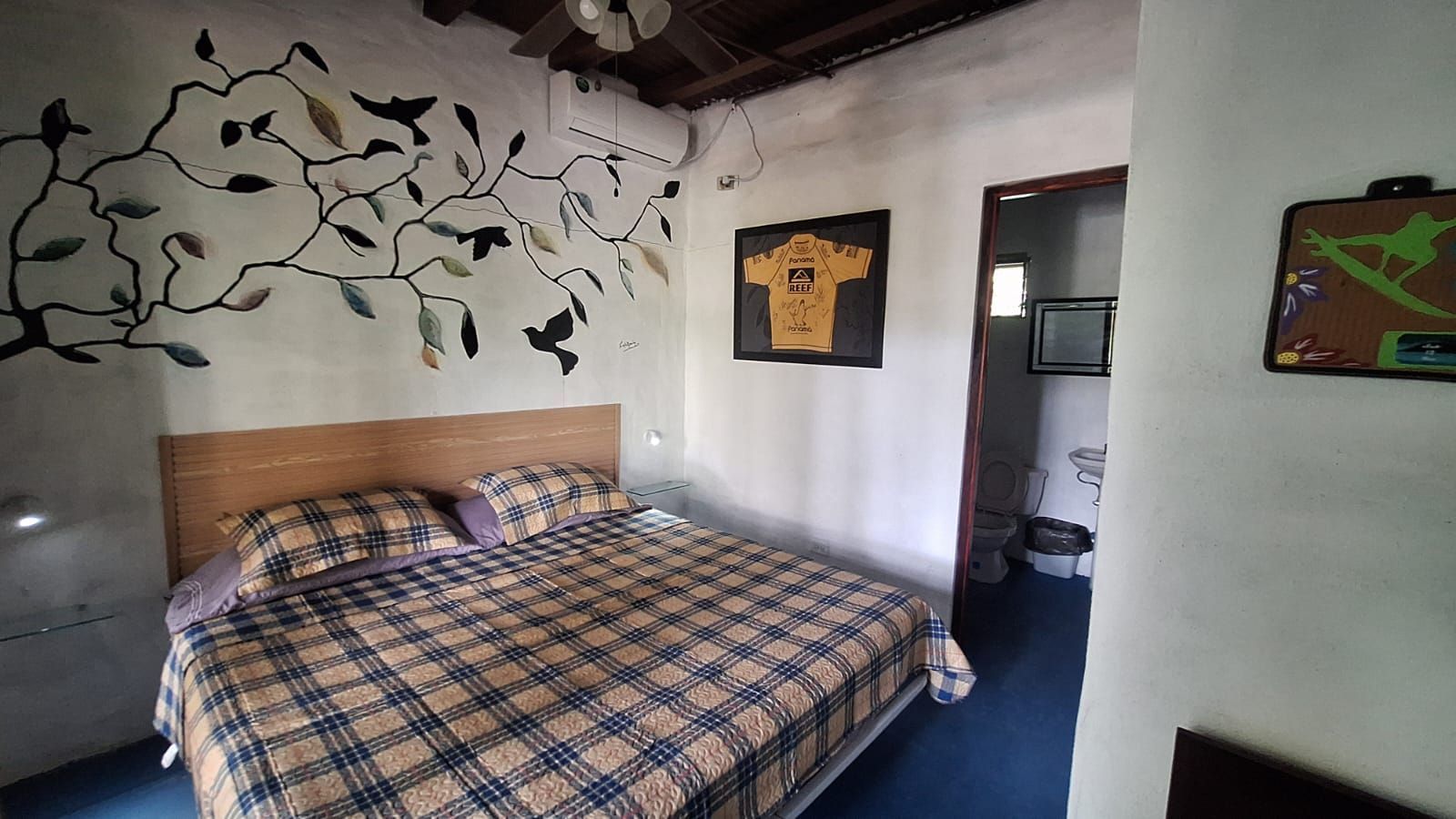 Un dormitorio con una cama y una ventana con cortinas.