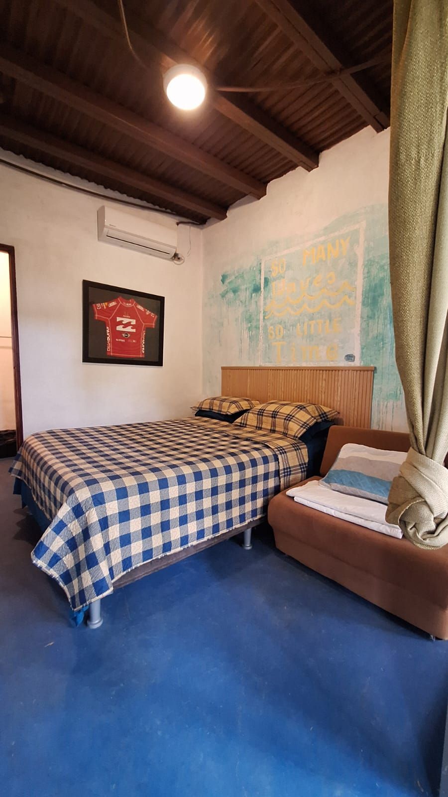 Un dormitorio con una cama y un cuadro en la pared.