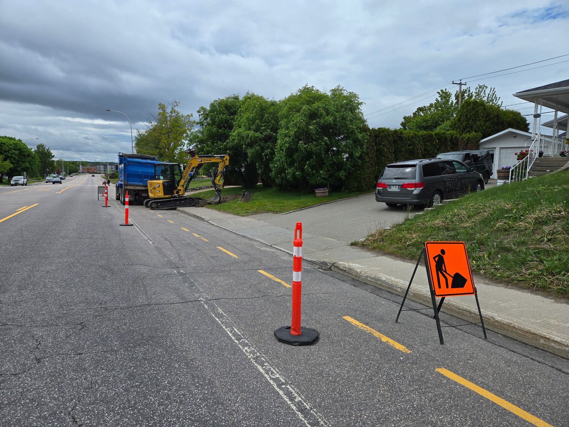 Un panneau de chantier est posé sur le bord de la route.