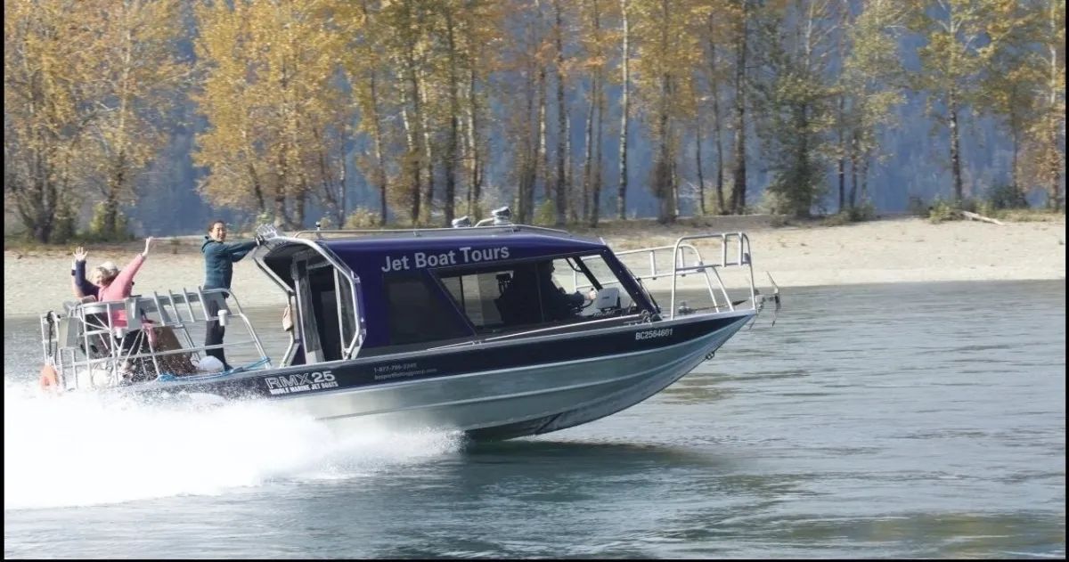 A boat that has the word tours on it