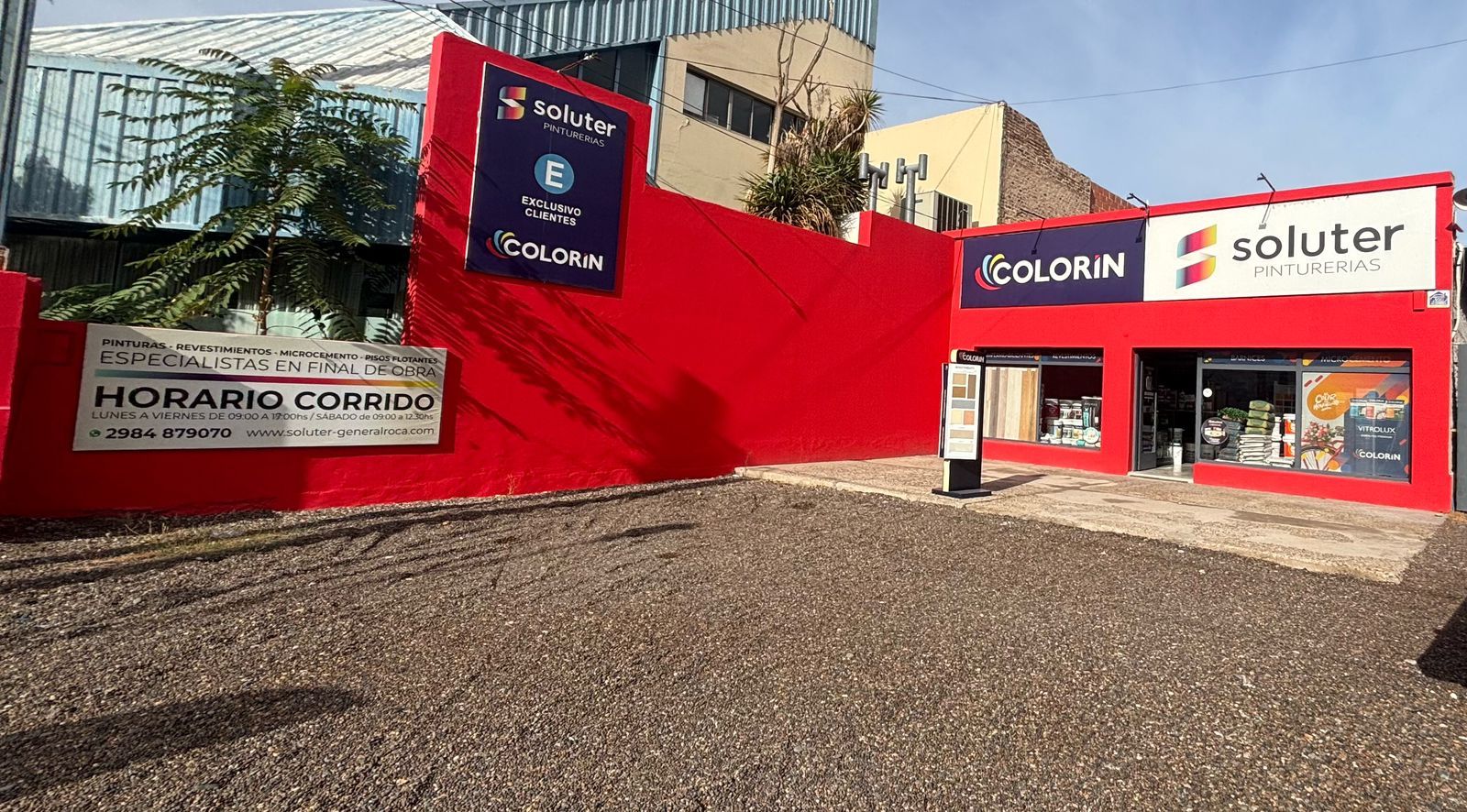 Edificio rojo con los logotipos