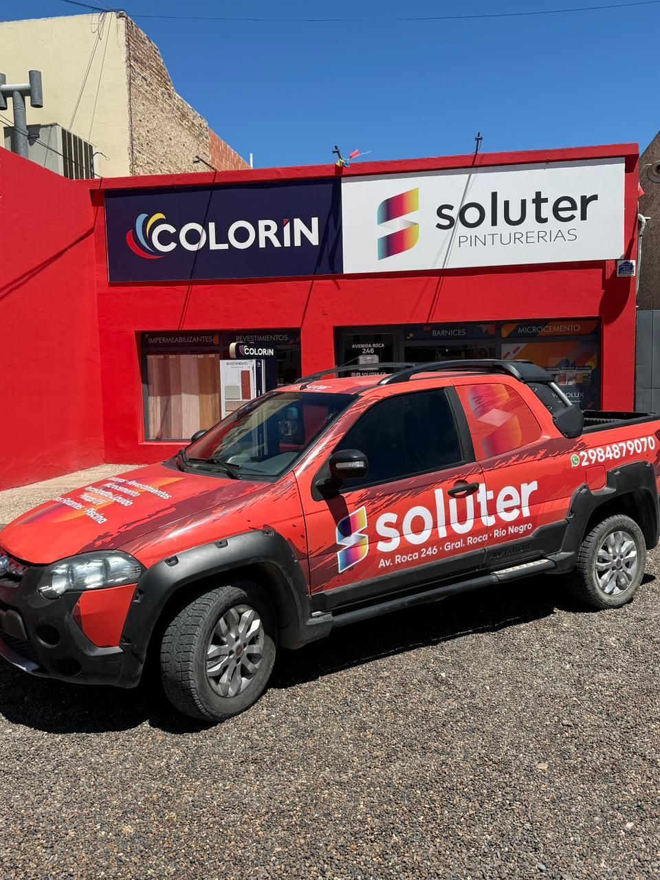 Edificio y camión de marca Red Soluter Industries.